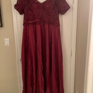 Elegant Burgundy Gown with Lace Details Embroidered and sequins size 3XL